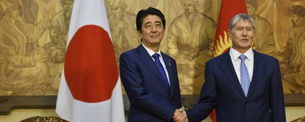 Япония премьер-министри Синдзо Абэ жана Кыргыз Республикасынын президенти Алмазбек Атамбаев. Япония премьер-министри Синдзо Абэ жана Кыргыз Республикасынын президенти Алмазбек Атамбаев. - Sputnik Кыргызстан