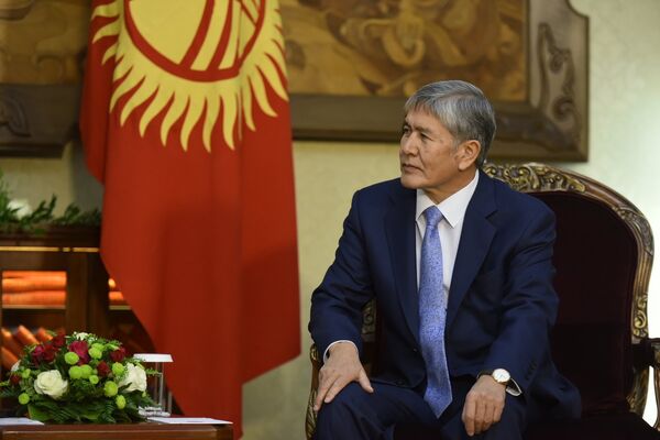Президент Кыргызстана Алмазбек Атамбаев на встрече с Синдзо Абэ. - Sputnik Кыргызстан