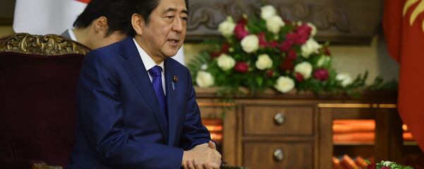 Глава правительства Японии Синдзо Абэ в Кыргызстане. Архивное фото - Sputnik Кыргызстан