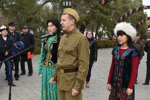 Кыргызстанцы приняли участие в международной вахте памяти Нас миллионы панфиловцев в Оренбурге. - Sputnik Кыргызстан