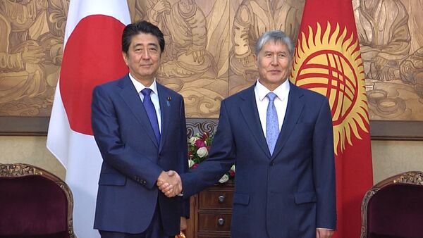 Атамбаев приветствовал Синдзо Абэ на японском и рассказал о сакуре - Sputnik Кыргызстан