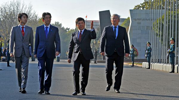 Премьер-министр Кыргызстана Темир Сариев и глава правительства Японии Синдзо Абэ почтили память жертв революции 2010 года в Кыргызстане. - Sputnik Кыргызстан