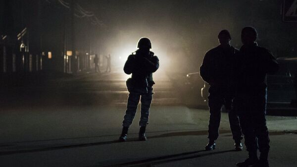 Сотрудники правоохранительных органов во время операции по поиску подозреваемых. Архивное фото - Sputnik Кыргызстан