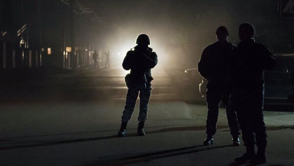 Сотрудники правоохранительных органов во время операции по поиску преступников. Архивное фото - Sputnik Кыргызстан