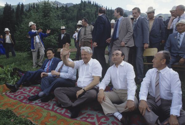 Делегация из России с официальным визитом в Кыргызстане. Борис Николаевич Ельцин, президент РФ (третий справа), и Аскар Акаев, президент Кыргызстана (второй справа). 23 июля 1991 года - Sputnik Кыргызстан