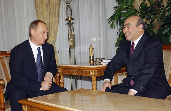 Владимир Путин и Аскар Акаев во время встречи в Душанбе глав стран ШОС. 05 мая 2000 года - Sputnik Кыргызстан