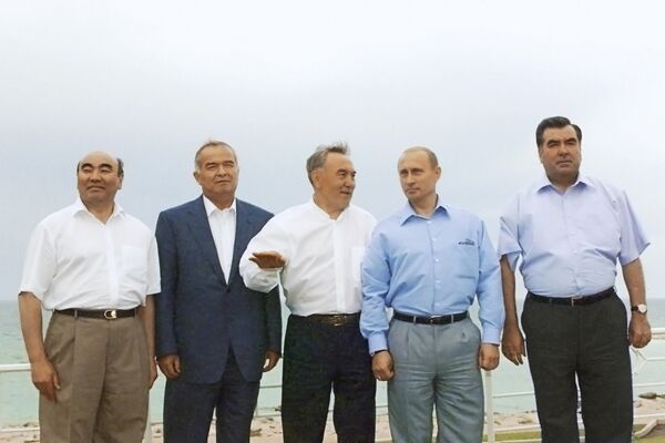 6 июля 2002 года. Президент Кыргызстана Аскар Акаев на встрече глав государств Центральноазиатского региона и России, на которой обсуждались перспективы расширения сотрудничества в области ТЭК, а также ситуация в Афганистане - Sputnik Кыргызстан