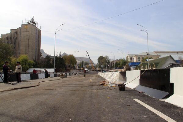 Подготовка к открытию эстакадного моста в городе Оше - Sputnik Кыргызстан