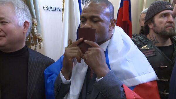 Боксер Рой Джонс поцеловал полученный паспорт гражданина РФ - Sputnik Кыргызстан