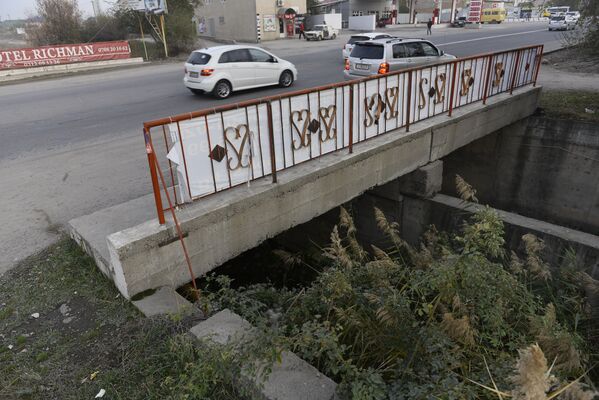 На этом мосту на пересечении улицы Ахунбаева и проспекта Шабдан Баатыра (бывшая Алма-Атинская) нет специально отведенной части для пешеходов - Sputnik Кыргызстан