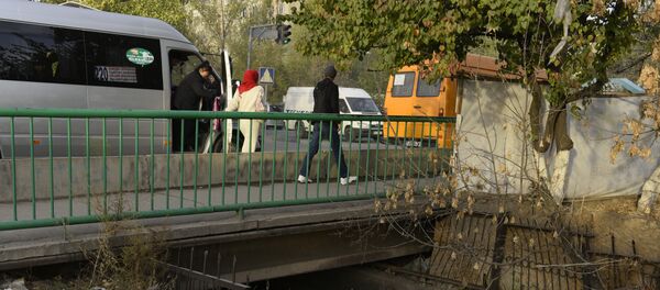 Маршруткадан түшүп жаткан адамдар. Архив Маршруткадан түшүп жаткан адамдар. Архив - Sputnik Кыргызстан