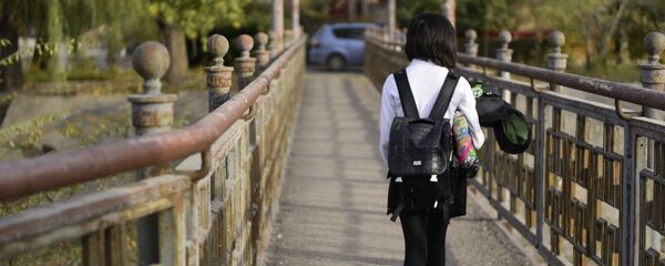 Көчөдө бараткан кыздын архивдик сүрөтү - Sputnik Кыргызстан