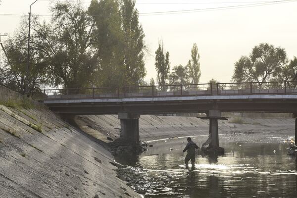 Осмонкул көчөсү аркылуу өткөн Чоң Чүй каналына салынган көпүрө - Sputnik Кыргызстан