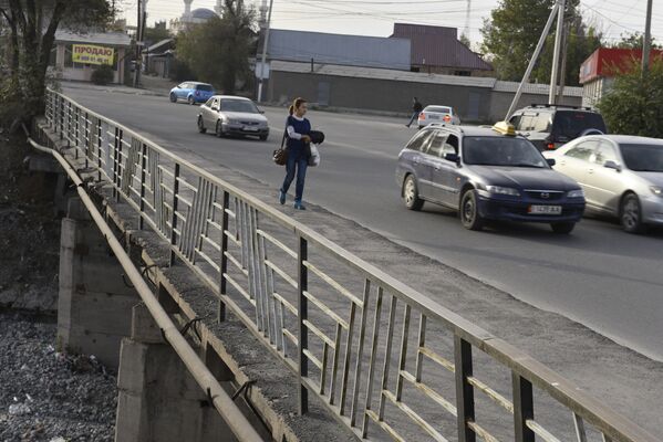 В районе улиц Фрунзе — Набережной водители и пешеходы могут определить свой участок дороги только по асфальту, другого знака тут просто нет - Sputnik Кыргызстан