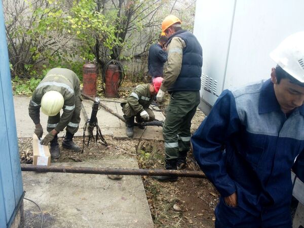 Сотрудники Кыргызэлектро ведут аварийно- восстановительные работы на подстанции Орок. - Sputnik Кыргызстан