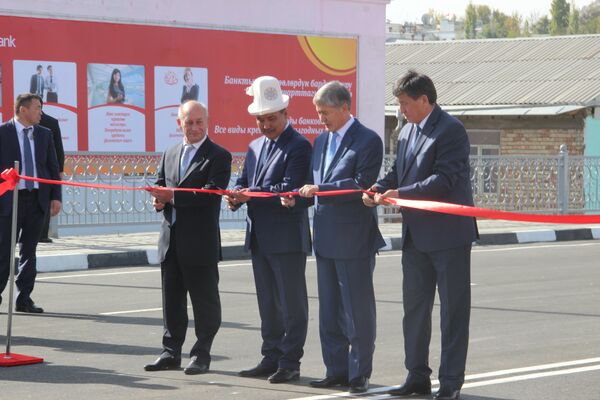 Президент КР Алмазбек Атамбаев на открытии эстакадного моста в городе Ош. - Sputnik Кыргызстан
