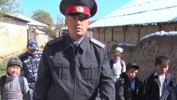 Милиция сопровождает детей приграничных сел в школу - Sputnik Кыргызстан