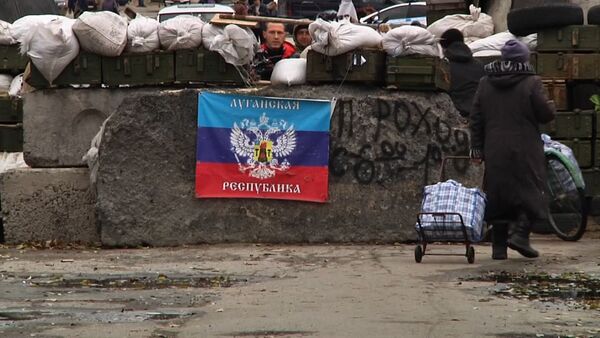 Жители ЛНР с сумками и тележками шли к открывшемуся КПП на границе с Украиной - Sputnik Кыргызстан