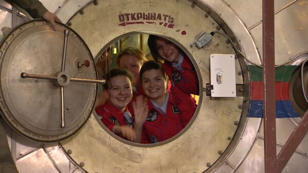 Участницы проекта Луна-2015 задраили люк капсулы перед полетом в космос - Sputnik Кыргызстан