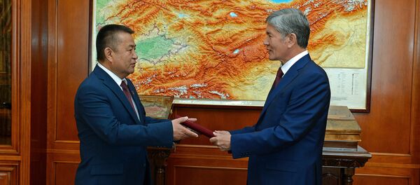 Президент вручил СДПК мандат на формирование коалиции большинства - Sputnik Кыргызстан