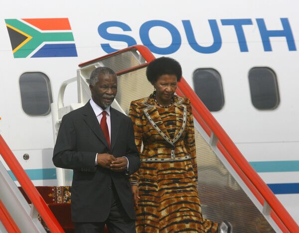 Президент ЮАР Табо Мвуйелва Мбеки с супругой. - Sputnik Кыргызстан