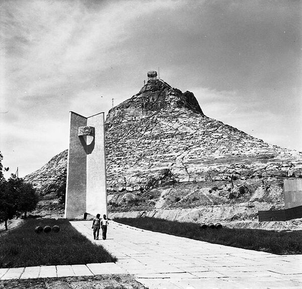Привлекательный для туристов комплекс Сулайман-Тоо. Монумент Достук у подножия горы. 1984 - Sputnik Кыргызстан