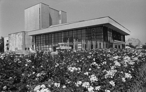 Храм, где работали известные мастера искусств, — Ошский областной драматический театр имени Султана Ибраимова. 1982 - Sputnik Кыргызстан