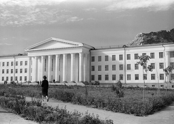 Здание Ошского государственного педагогического института. Архивное фото - Sputnik Кыргызстан