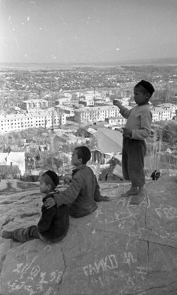 Общий вид Оша в 1961 году. Маленькие дети уже выросли и, наверное, стали уважаемыми дедушками - Sputnik Кыргызстан