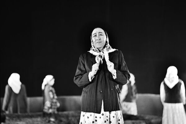 Даркүл Күйүкова Саманчынын жолунда Толгонайдын образын жараткан. 1974-жыл Даркүл Күйүкова Саманчынын жолунда Толгонайдын образын жараткан. 1974-жыл - Sputnik Кыргызстан