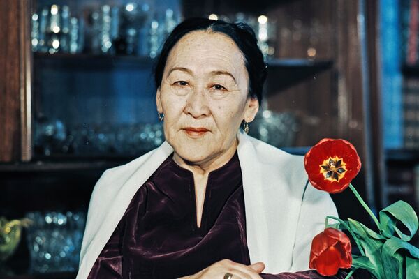 Ал атактуумун деп бой көтөрбөй малчы, саанчы, райком, башкарма болобу барына бирдей мамиле кылчу деп эскерет замандаштары. Ал атактуумун деп бой көтөрбөй малчы, саанчы, райком, башкарма болобу барына бирдей мамиле кылчу деп эскерет замандаштары. - Sputnik Кыргызстан