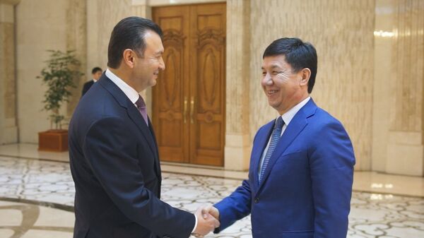 Темир Сариев на встрече со своим таджикским коллегой Кохиром Расулзодой. - Sputnik Кыргызстан