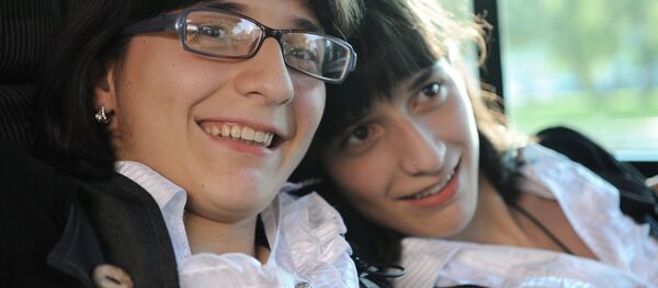 Разделенные сиамские близнецы Зита (слева) и Гита Резахановы. Архивное фото - Sputnik Кыргызстан