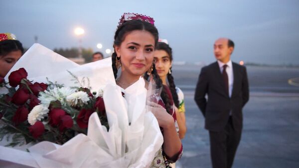 Темира Сариева в аэропорту Душанбе встретила девушка с цветами - Sputnik Кыргызстан