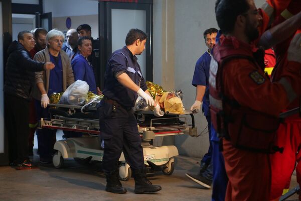 Медики оказывают экстренную помощь пострадавшим от пожара в Бухаресте. - Sputnik Кыргызстан