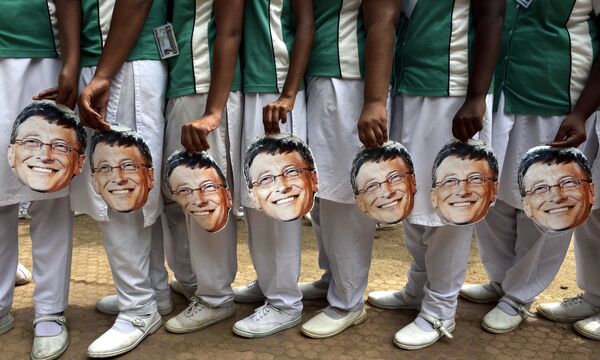 Индийские школьники держат портреты Билла Гейтса во время его день рождения. Архив - Sputnik Кыргызстан