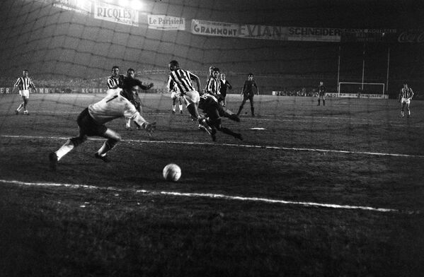 Архивное фото 1962 года. Ювентус пропускает мяч мадридского Реала в матче Кубка Европы - Sputnik Кыргызстан