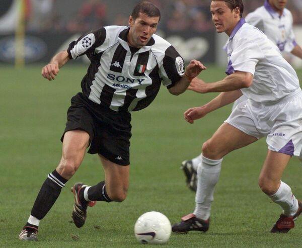 Один из лучших игроков Франции и Реала Зинедин Зидан успел поиграть за Ювентус. Он провел в этом клубе пять лет, пока не переехал в Мадрид, где в 2006 году завершил карьеру - Sputnik Кыргызстан