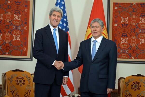 Президент Кыргызской Республики Алмазбек Атамбаев встретился с Государственным секретарем Соединенных Штатов Америки Джоном Керри, прибывшим в страну с визитом - Sputnik Кыргызстан