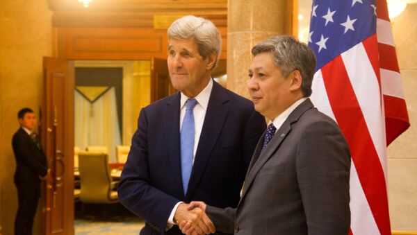Государственный секретарь США Джон Керри и министр иностранных дел КР Эрлан Абдылдаев во время встречи в Бишкеке. Архивное фото - Sputnik Кыргызстан