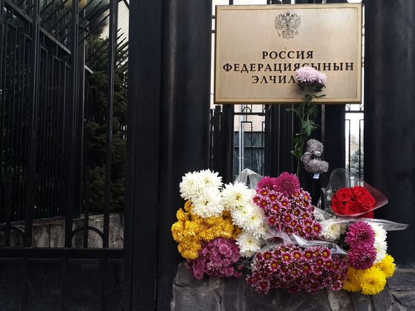 Бишкекчане несут цветы и игрушки к посольству Российской Федерации в Бишкеке в память о авиакатастрофе - Sputnik Кыргызстан