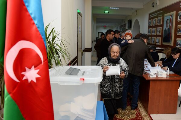 Избиратели на одном из избирательных участков в Баку во время парламентских выборов в Азербайджане. - Sputnik Кыргызстан