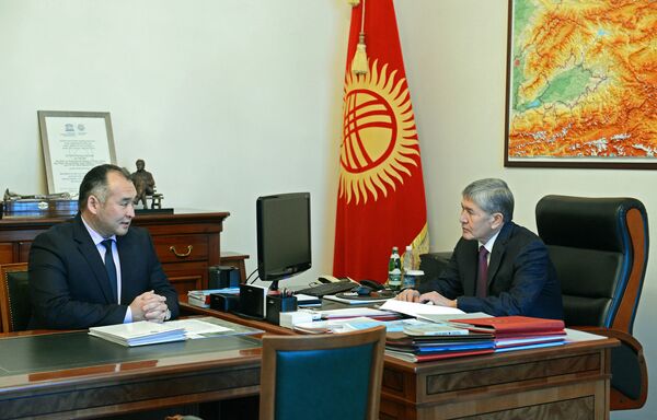 Президент Алмазбек Атамбаев принял и.о. министра энергетики и промышленности Кубанычбека Турдубаева. Архивное фото - Sputnik Кыргызстан