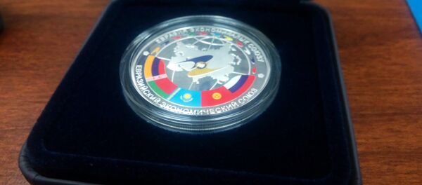 Коллекционная монета Евразийский экономический союз. Архивное фото - Sputnik Кыргызстан