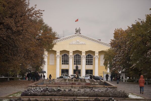 Розы, пальто и первые снежки — ноябрьский день в Бишкеке - Sputnik Кыргызстан