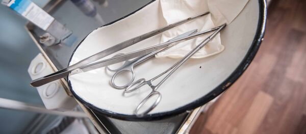 Медицинские инструменты на столе. Архивное фото - Sputnik Кыргызстан