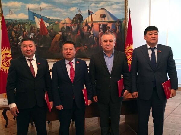 Четыре фракции ЖК подписали коалиционное соглашение - Sputnik Кыргызстан