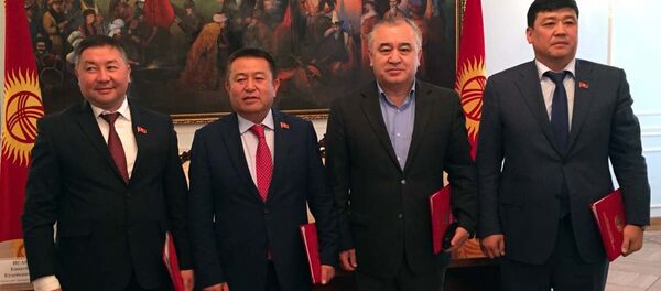 Коалиционное соглашение подписали лидеры тех самых четырех фракций — Чыныбай Турсунбеков, Омурбек Текебаев, Канатбек Исаев и Бакыт Торобаев. - Sputnik Кыргызстан