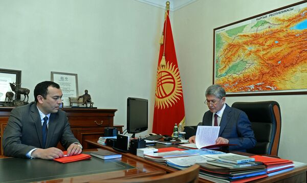 Президент КР Алмазбек Атамбаев во время встречи с секретарем Совета обороны Темиром Джумакадыровым. - Sputnik Кыргызстан