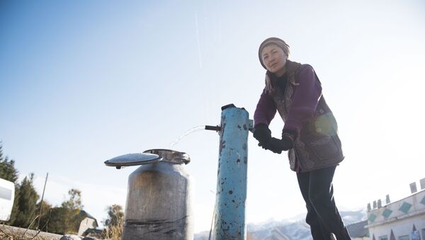 Женщина качает питьевую воду с колонки. Архивное фото - Sputnik Кыргызстан